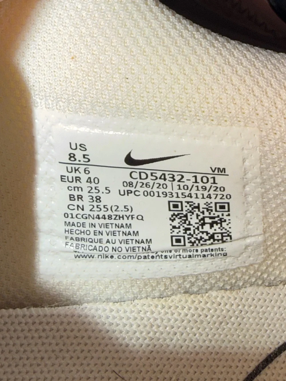 Nike White and Black Air-Cushioned Running Shoes